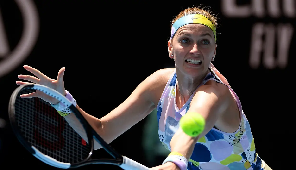Petenis Republik Ceko, Petra Kvitova melakukan pukulan backhand saat mengembalikan bola ke arah Ashleigh Barty dari Australia pada perempat final kejuaraan tenis Australia Terbuka di Melbourne, Australia, Selasa (28/1/2020). (AP Photo/Andy Brownbill)