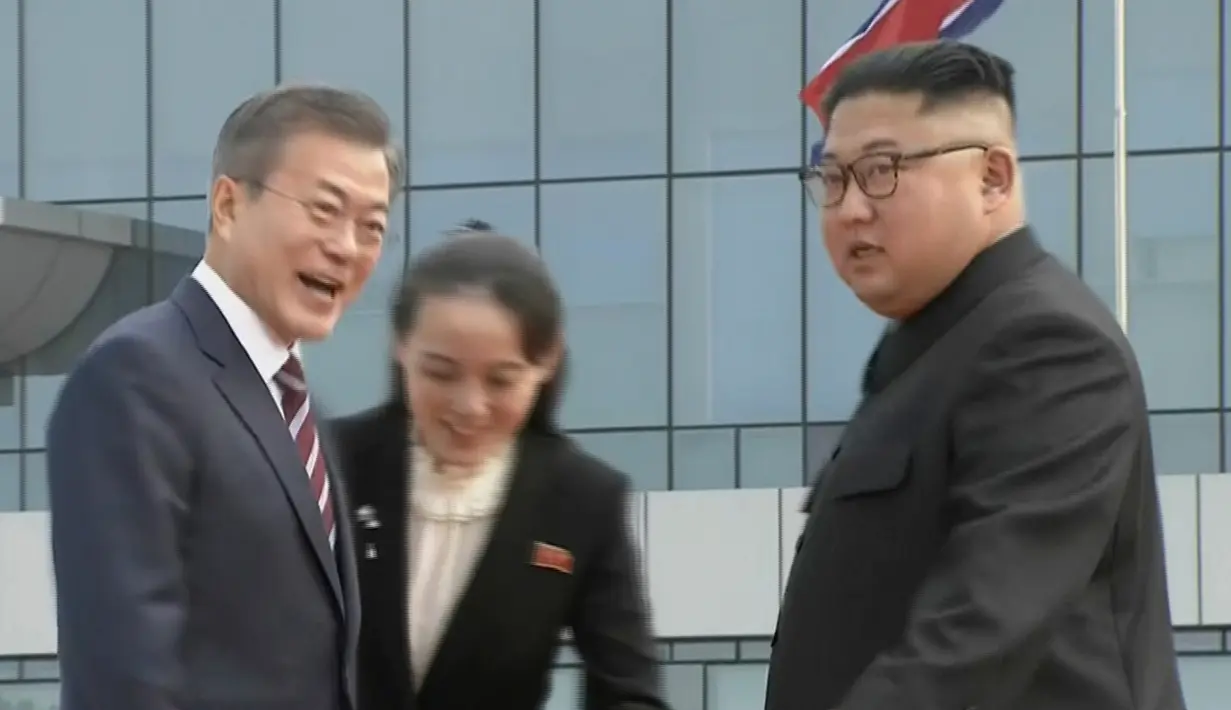 Presiden Korea Selatan, Moon Jae-in disambut oleh pemimpin Korea Utara, Kim Jong-un dan sang adik, Kim Yo Jong setibanya di Pyongyang, Selasa (18/8). Kedatangan Moon Jae-in untuk pertemuan ketiga dengan Kim Jong-un. (Korea Broadcasting System via AP)
