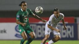 Pemain Arema FC, Dendi Santoso (kanan) berebut bola dengan pemain PSS Sleman, Samsul Arifin dalam laga pekan ke-3 BRI Liga 1 2021/2022 di Stadion Pakansari, Bogor, Minggu (19/9/2021). Arema FC kalah 1-2. (Bola.com/M Iqbal Ichsan)