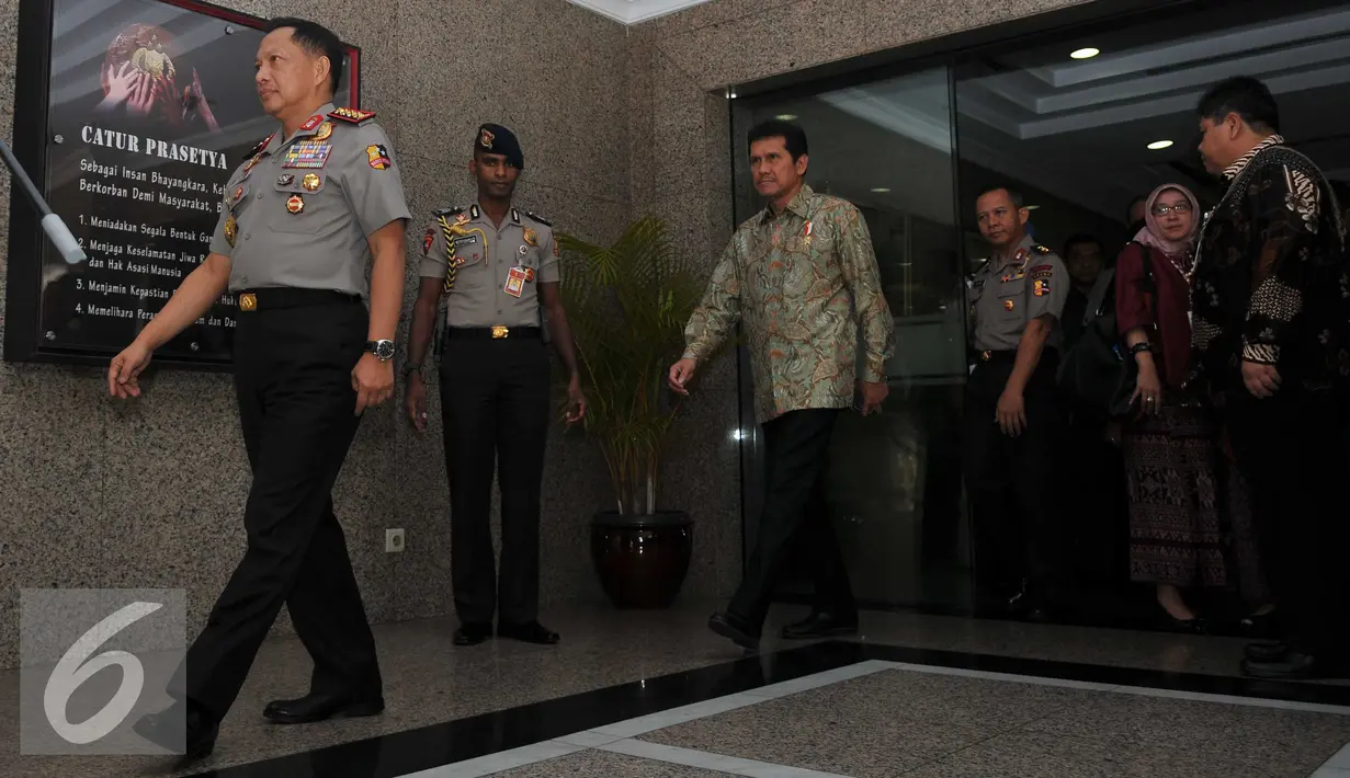 Menpan-RB, Asman Abnur bersama Kapolri Jenderal Tito Karnavian usai pertemuan di Mabes Polri, Jakarta, Jumat (19/8). Pertemuan tertutup tersebut membahas dua hal yaitu Organisasi dan penekanan pelayanan publik. (Liputan6.com/Gempur M Surya)