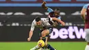 Gelandang West Ham United, Michail Antonio, berebut bola dengan gelandang Aston Villa, John McGinn, pada laga lanjutan Liga Inggris di Stadium of London, Selasa (1/12/2020) dini hari WIB. West Ham menang 2-1 atas Aston Villa. (AFP/Neil Hall/pool)