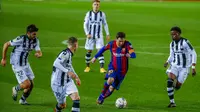 Pemain Barcelona Lionel Messi (kedua kanan) mengontrol bola yang dikelilingi para pemain Levante pada pertandingan La Liga Spanyol di Stadion Camp Nou, Barcelona, Spanyol, Minggu (13/12/2020). Barcelona menang 1-0. (AP Photo/Joan Monfort)