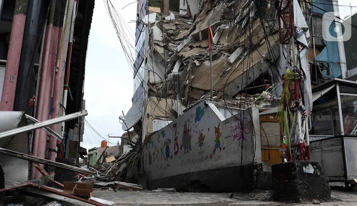 Penampakan gedung yang ambruk di Jalan Brigjen Katamso, Kota Bambu Selatan, Palmerah, Jakarta Barat, Senin (6/1/2020). Tiga orang dilaporkan terluka akibat tertima material gedung empat lantai tersebut. (Liputan6.com/Johan Tallo)
