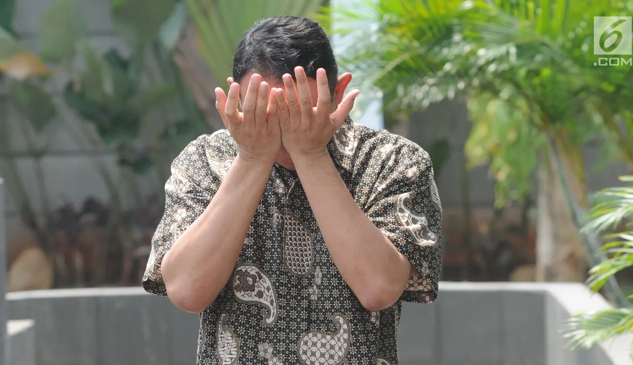 Direktur PT Angkasa Pura Propertindo (APP) Wisnu Raharjo menutupi wajahnya saat memenuhi panggilan penyidik KPK di Jakarta, Jumat (23/8/2019). Wisnu Raharjo diperiksa sebagai saksi kasus dugaan suap proyek pengadaan pekerjaan baggage handling system (BHS) di 6 bandara. (merdeka.com/Dwi Narwoko)