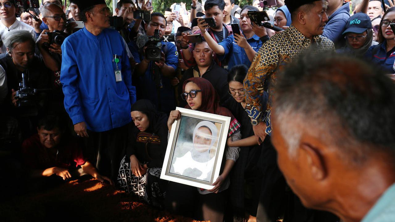8 Potret Chiki Fawzi Putri Marissa Haque Ungkap Keinginan Ibu yang Belum Terwujud, Akui Ada Isyarat Sebelum Meninggal Dunia