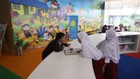 Siswa Sekolah Dasar (SD) membaca buku di ruang baca Perpustakaan Nasional (Perpusnas), Jakarta, Selasa (18/2/2020). Selain megah dan memiliki koleksi lengkap, Perpusnas juga menyediakan ruangan perpustakaan untuk anak-anak, layanan untuk penyandang disabilitas dan lansia. (Liputan6.com/Angga Yuniar)