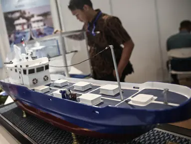 Sebuah replika kapal dalam pameran INAMARINE 2016 di JiExpo Kemayoran Jakarta, Rabu (18/5). Pameran tersebut menampilkan teknologi dan peralatan perkapalan, shipyard, offshore, pelabuhan, coating, cat, pengelasan dan logistik. (Liputan6.com/Faizal Fanani)