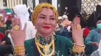Emak-emak asal Makassar pulang haji malah pamer perhiasan emas. (Dok: TikTok @info_apa_)
