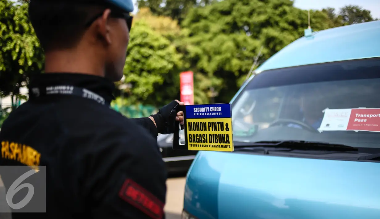 Paspampres memberhentikan sebuah mobil sebelum memasuki area World Islamic Economic Forum di Jakarta, Selasa (2/8). Pertemuan KTT World Islamic Economic Forum (WIEF) ke-12 Tahun 2016 berlangsung 2 Agustus hingga 4 Agustus. (Liputan6.com/Faizal Fanani)