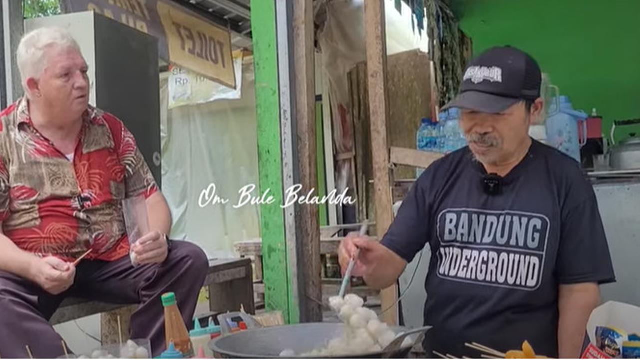 Sambil Makan Cireng, Bule Belanda Dengar Cerita soal Meletusnya Gunung Galunggung sampai Melongo 'Gimana Bisa Hidup