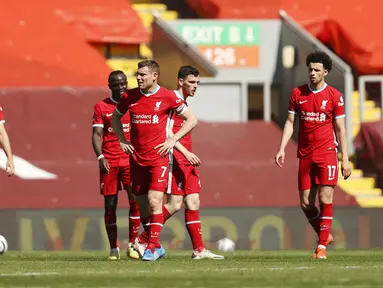 Para pemain Liverpool bereaksi setelah pemain Newcastle United Joe Willock mencetak gol ke gawang mereka pada pertandingan Liga Inggris di Stadion Anfield, Liverpool, Inggris, Sabtu (24/4/2021). Pertandingan berakhir imbang 1-1. (Clive Brunskill, Pool via AP)