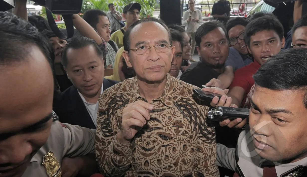 Mantan M‎enteri Agama Suryadharma Ali atau SDA memenuhi panggilan penyidik KPK, Jakarta, Jumat (10/4/2015). SDA akan diperiksa sebagai tersangka kasus dugaan korupsi penyelenggaraan haji di Kementerian Agama 2012-2013. (Liputan6.com/Herman Zakharia)