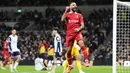 Mo Salah jadi bintang saat membawa Liverpool menaklukkan Tottenham Hotspur pada laga pekan ke-17 Premier League 2024/2025 di Tottenham Hotspur Stadium pada Minggu (22/12/2024). Pada laga ini, pemain asal Mesir ini menorehkan dua gol dan dua assist untuk kemenangan timnya. (Adam Davy/PA via AP)