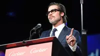 Saat menyampaikan pidato, Brad Pitt menggunakan cat kuku dengan aneka warna di jemarinya.
