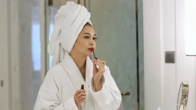 Memakai Lipstik