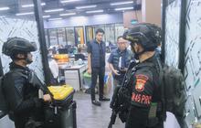 Polisi Gerebek Judi Online Internasional di Gedung Hayam Wuruk Jakbar, Brimob Bersenjata Lengkap Dikerahkan