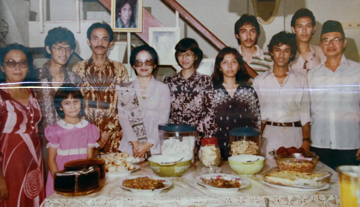 Kurang lebih lima tahun pacaran, bertepatan dengan hari ulang tahun Boyke yang ke-29, 14 Desember 1985 keduanya resmi menikah di Gedung Kartika Eka Paksi di Jakarta Selatan. (dok. Pribadi. REPRO Adrian Putra/Bintang.com)