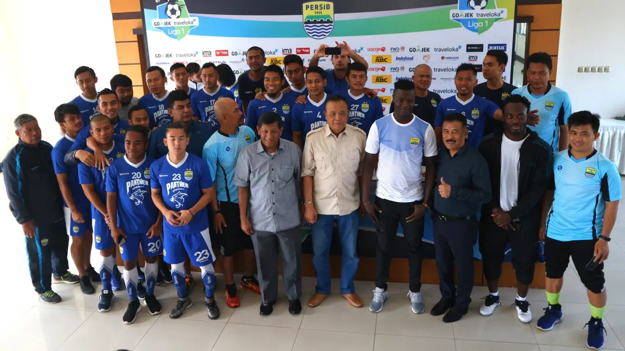 Ezechiel N'Douassel beserta jajaran manajemen, pelatih, dan pemain Persib Bandung. (Liputan6.com/Kukuh Saokani)