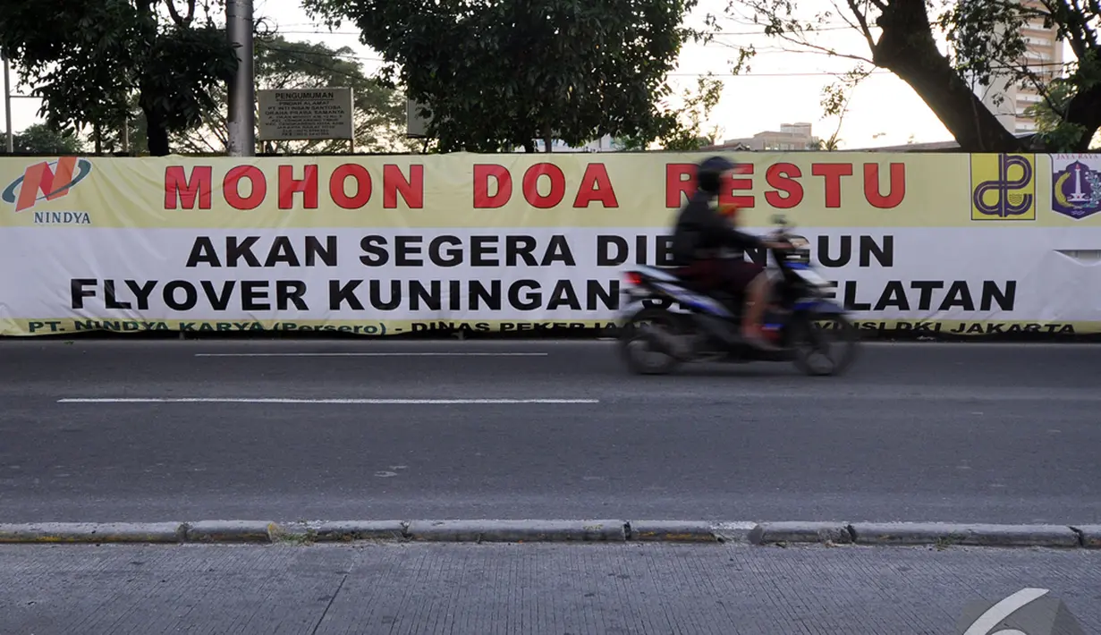 Sebuah kendaraan bermotor melintas di Jalan Gatot Subroto tempat yang akan dibangun jembatan layang, Jakata, Minggu (11/1/2015). (Liputan6.com/Miftahul Hayat)