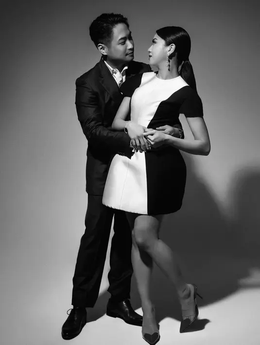 Gaun tersebut juga memiliki siluet unik dan tegas. [Foto: Instagram/ Clarissa Tanoe]