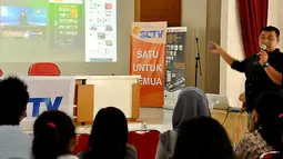 Redaktur Eksekutif Lip6.com Stephen Vincent memaparkan workshop soal Liputan6 in New Media dan Citizen6 dalam ajang SCTV Goes to Campus di Kampus Fisipol Universitas Gajahmada, Yogyakarta (16/3).(Foto: Agung Binarko)