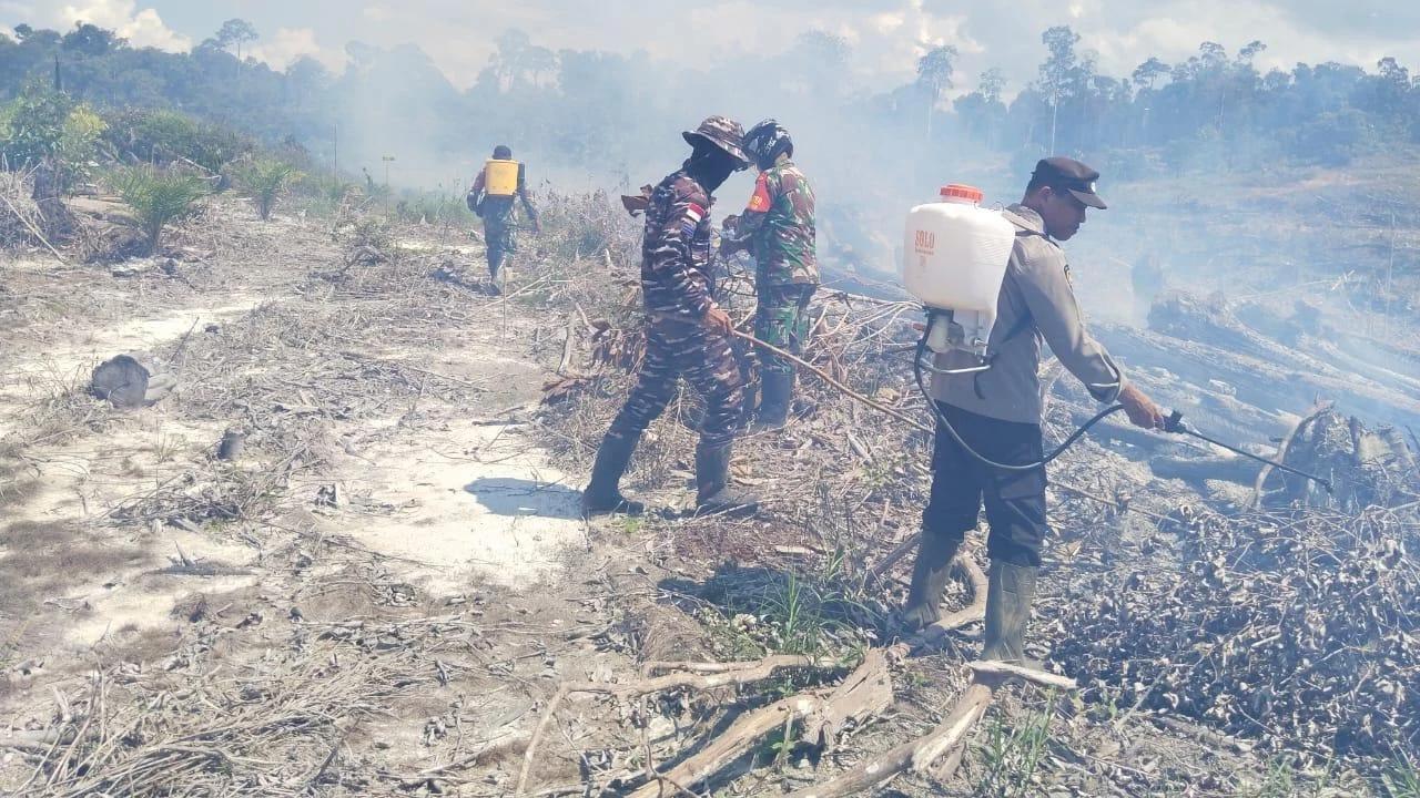 FOTO: TNI AL Tangani Kebakaran Lahan di Perbatasan Sambas