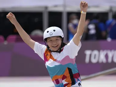 Atlet tuan rumah Jepang, Nishiya Momiji menjadi peraih medali emas pada cabang olahraga skateboard kategori jalanan putri pada Olimpiade Tokyo 2020. Cabang olahraga skateboard sendiri baru menjalani debutnya di Olimpiade edisi kali ini. (Foto: AP/Ben Curtis)