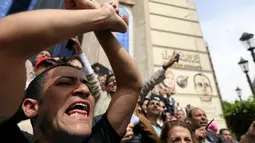 Wartawan Mesir memprotes pembatasan pers dan menuntut pembebasan dua wartawan, di Press Syndicate, Kairo, Rabu (4/5). Mereka juga menuntut permohonan maaf dari Presiden Mesir atas serangan polisi disertakan penangkapan terhadap wartawan (REUTERS/Staff)