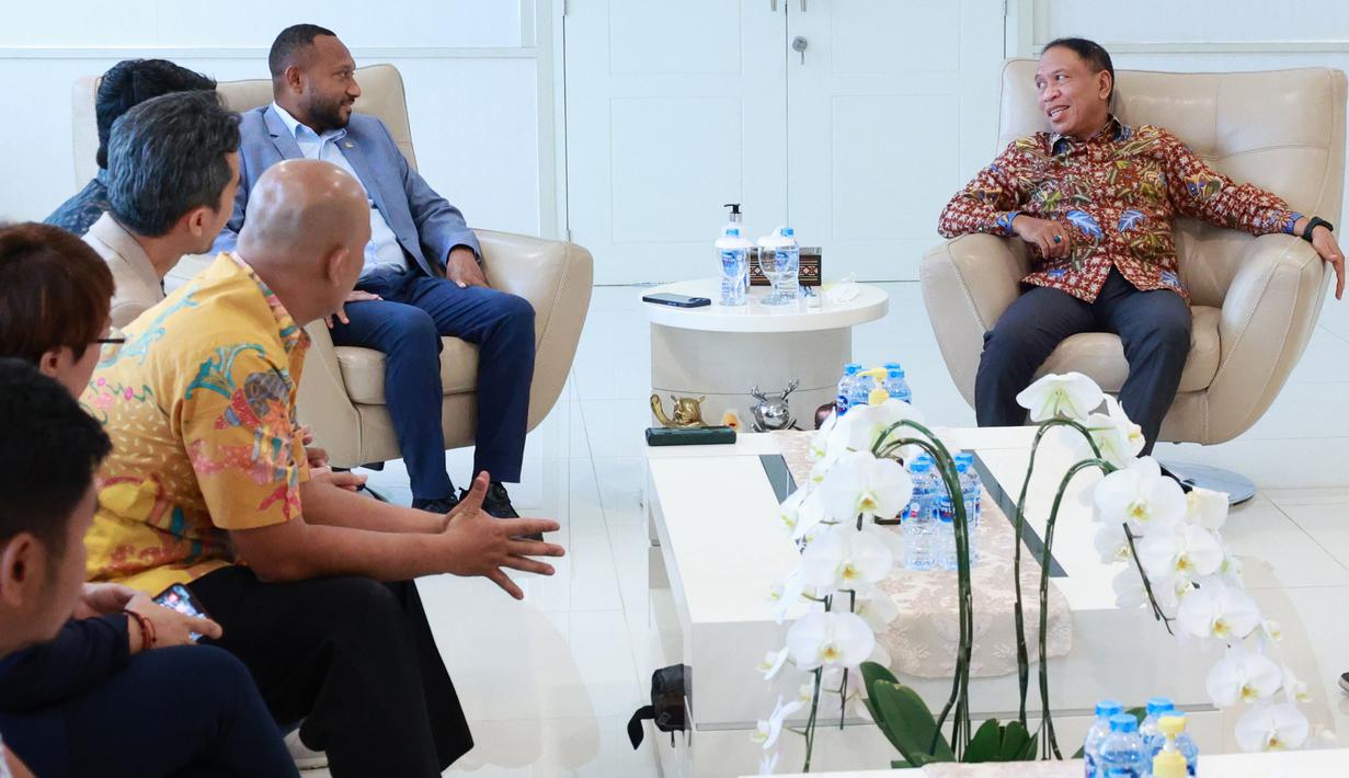 Manajer Persipura Jayapura, Yan Permenas Mandenas (kiri) dan perwakilan klub Liga 2 2022/2023 melakukan audiensi dengan Menpora RI, Zainudin Amali di Kantor Kemenpora, Jakarta, Senin (16/1/2023). (Bola.com/M Iqbal Ichsan)