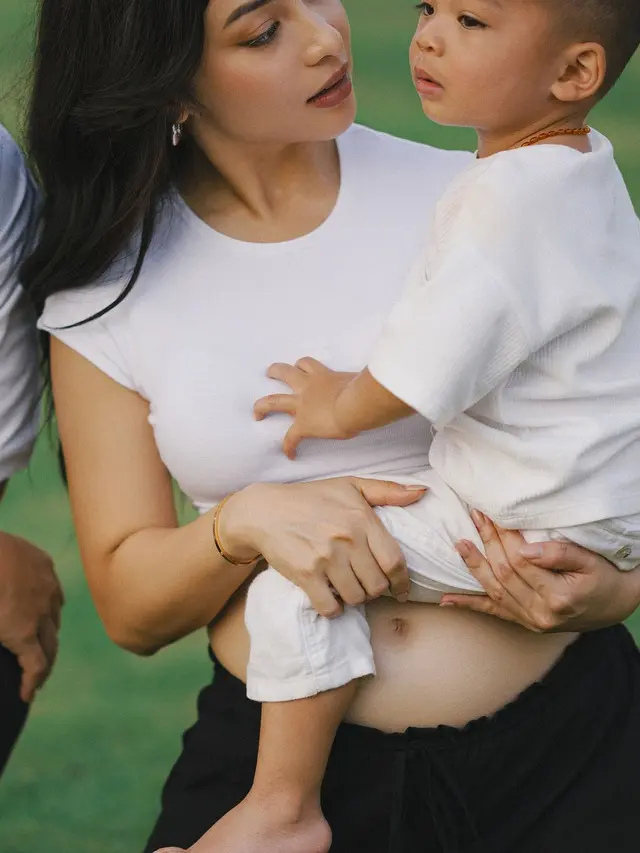 Potret Tampilan Nikita Willy Umumkan Kehamilan Anak Kedua, Perlihatkan Baby Bump Pakai Crop Top