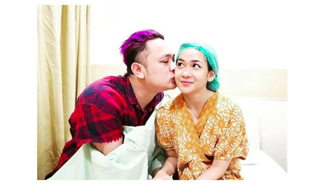 Jalanin Program Bayi Tabung, Ini 6 Momen Mesra Gilang Dirga dan Istri