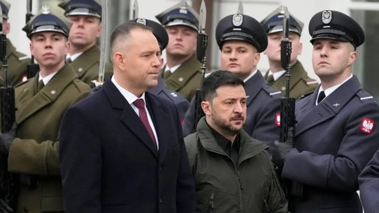 Presiden Polandia Karol Nawrocki (kiri) dan Presiden Ukraina Volodymyr Zelenskyy.