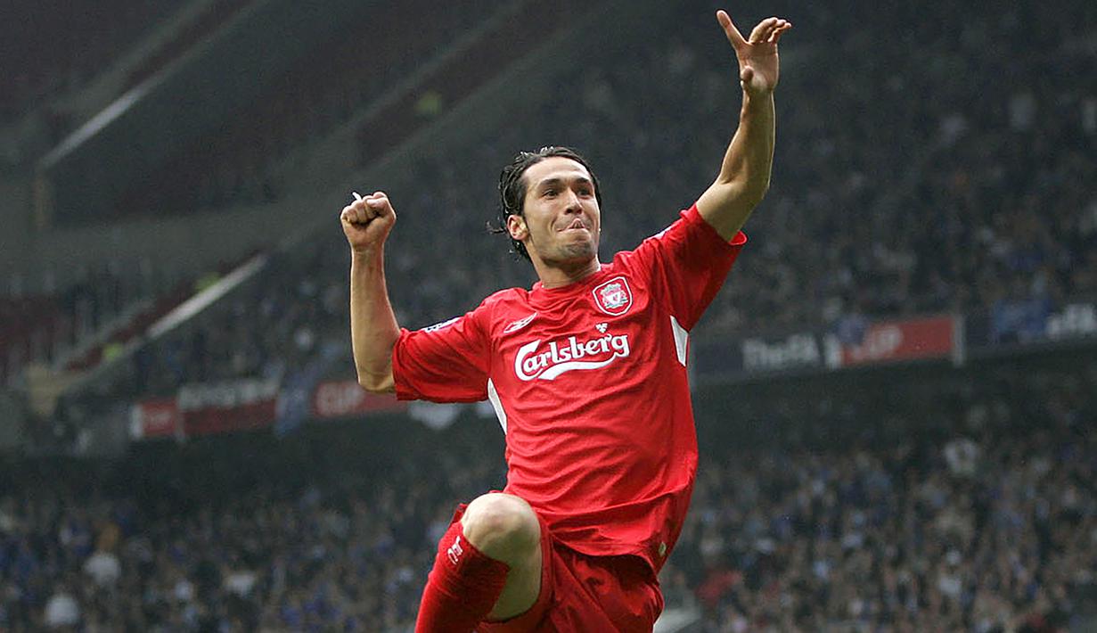 6. Luis Garcia - Pemain asal Spanyol ini datang dan menggunakan nomor punggung 10 setelah Michael Owen. Luis Garcia kemudian mampu membayar kepercayaan tersebut dan bersama Liverpool turut menjadi bagian dari skuad juara Liga Champions 2004/2005. (AP Photo/Jon Super)