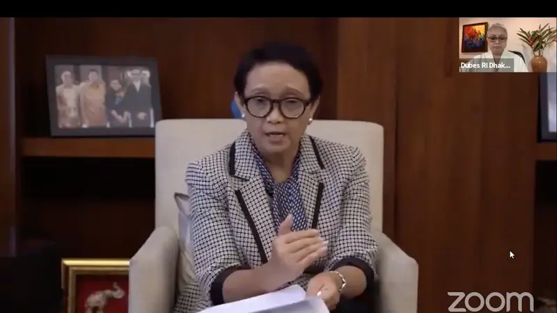 Menlu Retno menyampaikan salam pembuka dalam pertemuan webinar bersama dengan para Dubes RI wanita di luar negeri pada Selasa, 21 April 2020.