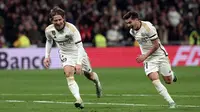 Pemain Real Madrid Luka Modric (kiri) dan Brahim Diaz merayakan gol ke gawang Villarreal pada pertandingan sepak bola Liga Spanyol di Stadion Santiago Bernabeu, Madrid, Spanyol, Minggu (17/12/2023). (Thomas COEX/AFP)