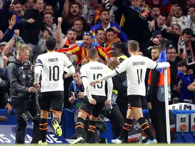 Penyerang Valencia, Rodrigo Moreno, melakukan selebrasi usai membobol gawang Chelsea pada laga Liga Champions di Stadion Stamford Bridge, Selasa (17/9/2019). Chelsea takluk 0-1 dari Valencia. (AP/Frank Augstein)
