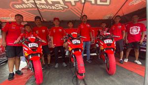 Legenda balap motor Indonesia, Ahmad Jayadi (menggunakan topi merah), bersama tim balap yang dikelolanya, Daya Jayadi Racing Team, ketika mengikuti Astra Honda Dream Cup 2026 di Sirkuit Bukit Peusar, Tasikmalaya, Minggu (24/5/2026). (Bola.com/Benediktus Gerendo Pradigdo)
