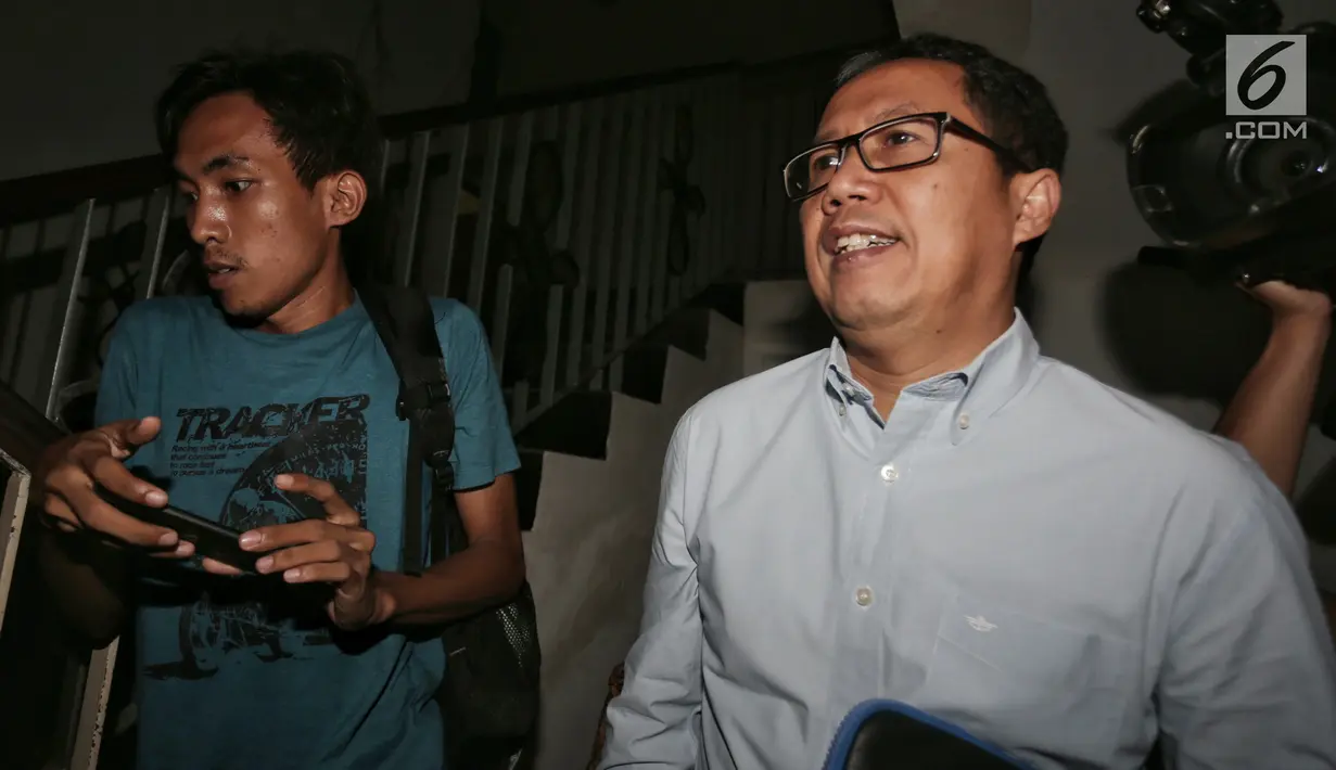 Plt Ketum PSSI Joko Driyono bersiap menjalani pemeriksaan di Ditkrimum Polda Metro Jaya, Rabu (27/2). Satgas Anti-Mafia Bola Polri kembali memeriksa Jokdri sebagai tersangka perusakan barang bukti kasus pengaturan skor. (Liputan6.com/Johan Tallo)