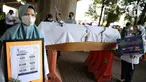 Petugas dari Kecamatan Cilandak membawa peti mati di kawasan fatmawati, Jakarta, Rabu (26/8/2020). Kegiatan tersebut untuk mesosialisasikan bahaya COVID-19 yang dapat menyebabkan kematian. (Liputan6.com/Faizal Fanani)