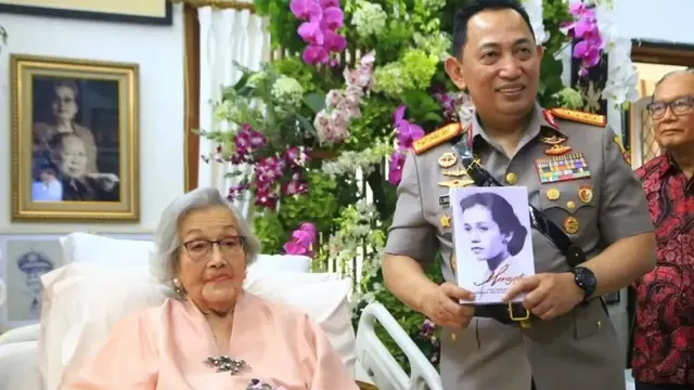 Kapolri Jenderal Pol. Listyo Sigit Prabowo menghadiri acara perayaan hari ulang tahun (HUT) Ke-100 istri mantan Kapolri Jenderal (Purn) Hoegeng Iman Santoso, Meriyati Roeslani atau Meriyati Hoegeng, di Depok, Jawa Barat, Senin (23/6/2025) (Humas Polri)