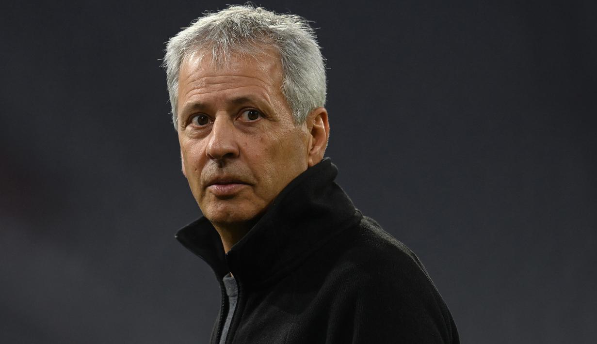 Lucien Favre. Usai dipecat dari Borussia Dortmund pada Desember 2020, pelatih berusia 64 tahun ini hingga kini juga masih menganggur. Ia sempat dirumorkan akan melatih Crystal Palace musim ini, namun akhirnya the Eagles lebih memilih Patrick Vieira. (AFP/Pool/Christof Stache)