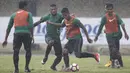 Bek Timnas Indonesia U-22, Bagas, Putu Gede, berebut bola dengan Marinus Wanewar, saat latihan jelang SEA Games 2017 Malaysia di Stadion I Wayan Dipta, Bali, Sabtu (8/7/2017). (Bola.com/Vitalis Yogi Trisna)