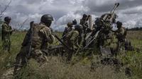 Tentara Ukraina bersiap menembaki posisi Rusia menggunakan howitzer M777 pasokan Amerika Serikat di wilayah Kharkiv, Ukraina, 14 Juli 2022. Invasi Rusia ke Ukraina telah memasuki hari ke-141. (AP Photo/Evgeniy Maloletka)