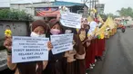 Para siswa memberikan penghormatan pada upacara pemakaman Emmeril Kahn Mumtadz, putra Gubernur Jawa Barat Ridwan Kamil, di Kabupaten Bandung, Jawa Barat, Senin (13/6/2022). Emmeril Kahn atau Eril dimakamkan di lokasi yang akan dijadikan Islamic Center Al Mumtadz yang di desain sendiri oleh Ridwan Kamil. (TIMUR MATAHARI / AFP)