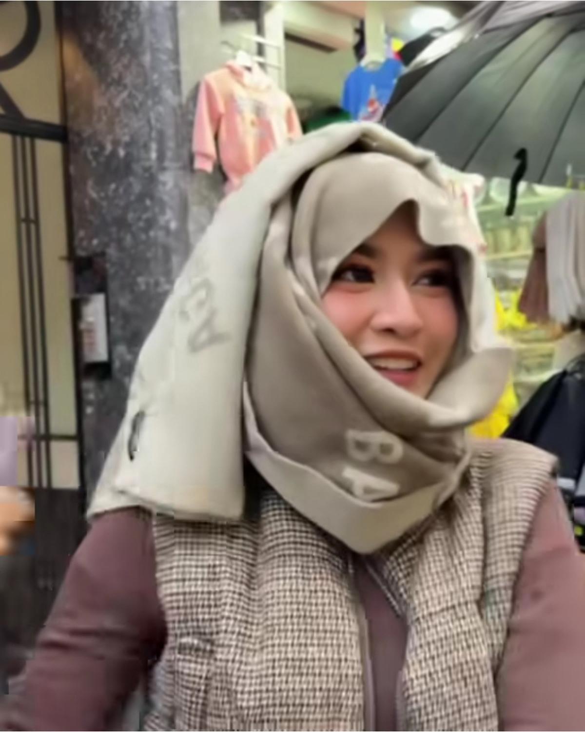 8 Potret Mahalini Cosplay Gaya Hijab Putri Delina Saat Liburan ke Eropa, Bikin Salfok - Malah Dipuji Cantik
