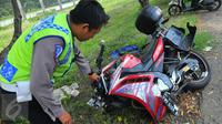 Petugas memeriksa sepeda motor yang terlibat kecelakaan, di Pull WK Polres Soetta, Kota Tangerang, Kamis (10/3). Sepeda motor itu hancur akibat ditabrak mobil yang dikemudikan anak Gubernur Banten Rano Karno, Rakha Widyarma. (Liputan6.com/Faisal R Syam)