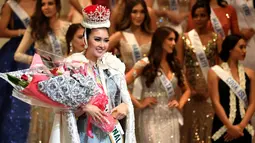 Senyum Kevin Lilliana setelah menerima mahkota Miss International 2017 di Tokyo, Jepang (14/11). Gadis 21 tahun ini menjadi perwakilan pertama Indonesia yang berhasil meraih mahkota Miss International 2017. (AFP Photo/Toshifumi Kitamura)