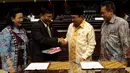 Wakil Ketua DPD Farouk Muhammad (kedua kiri) berjabat tangan dengan Ketua BPK Harry Azhar Aziz (kedua kanan) usai Sidang Paripurna DPD, Jakarta, Rabu (7/10/2015). Sidang membahas penyampaian ikhtisar hasil pemeriksaan BPK RI. (Liputan6.com/Johan Tallo)