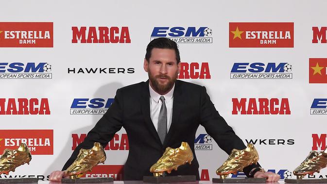 Penyerang Barcelona, Lionel Messi, meraih trofi Sepatu Emas Eropa yang kelima pada Selasa (18/12/2018). (AFP/Lluis Gene)
