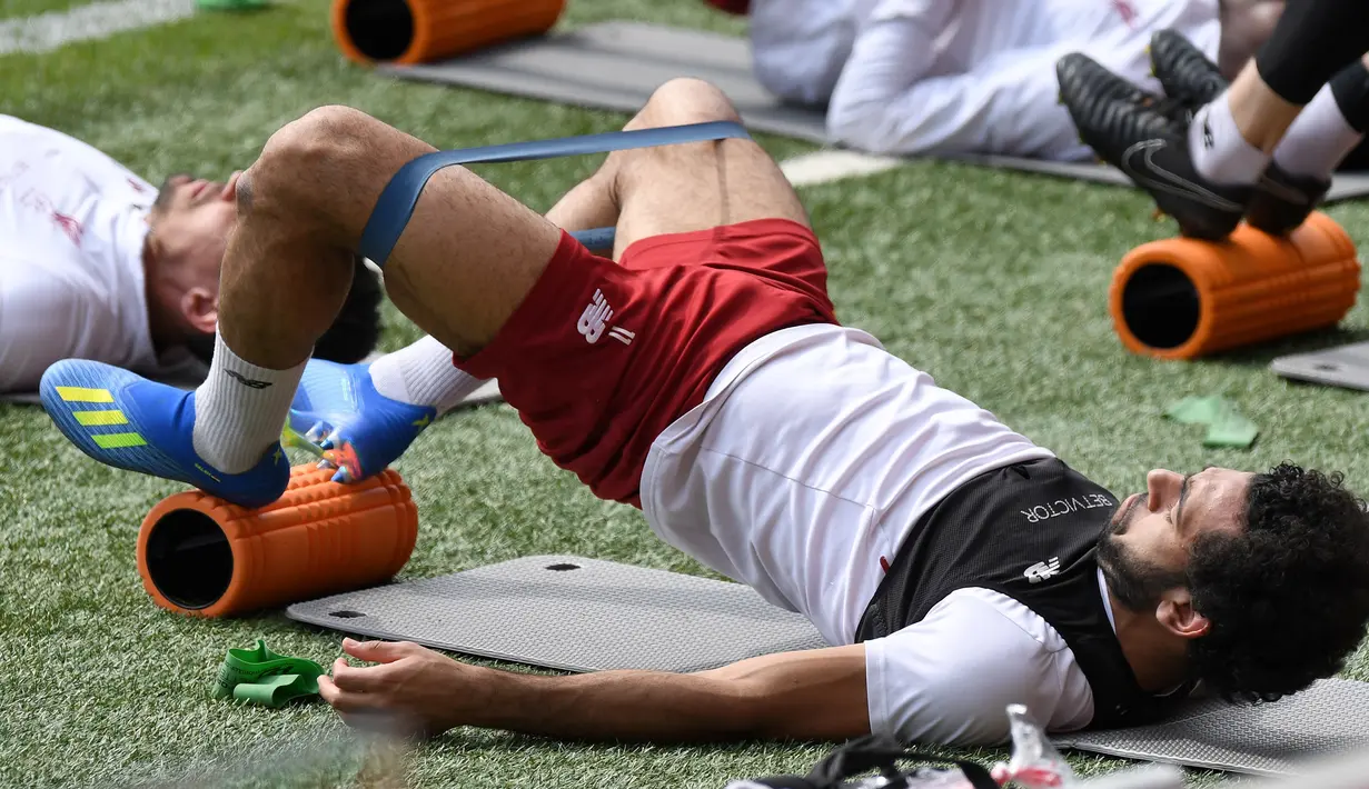 Gelandang Liverpool, Mohamed Salah melakukan pemanasan saat latihan tim di stadion Anfield, Inggris (21/5). Liverpool dan Real Madrid sudah lima kali bertemu di turnamen level elite antarklub Eropa. (AFP Photo/Paul Ellis)